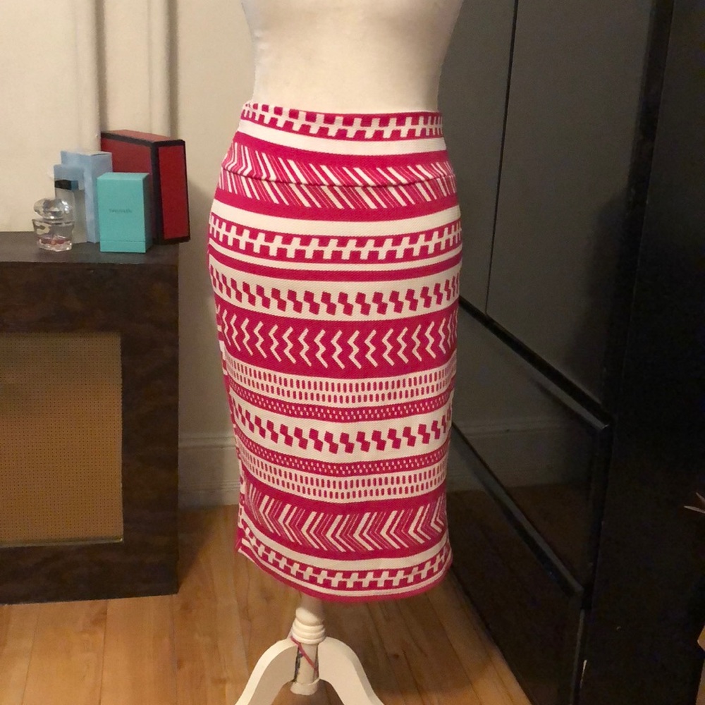 🆑FINAL PRICE‼️ Pink and white print pencil skirt